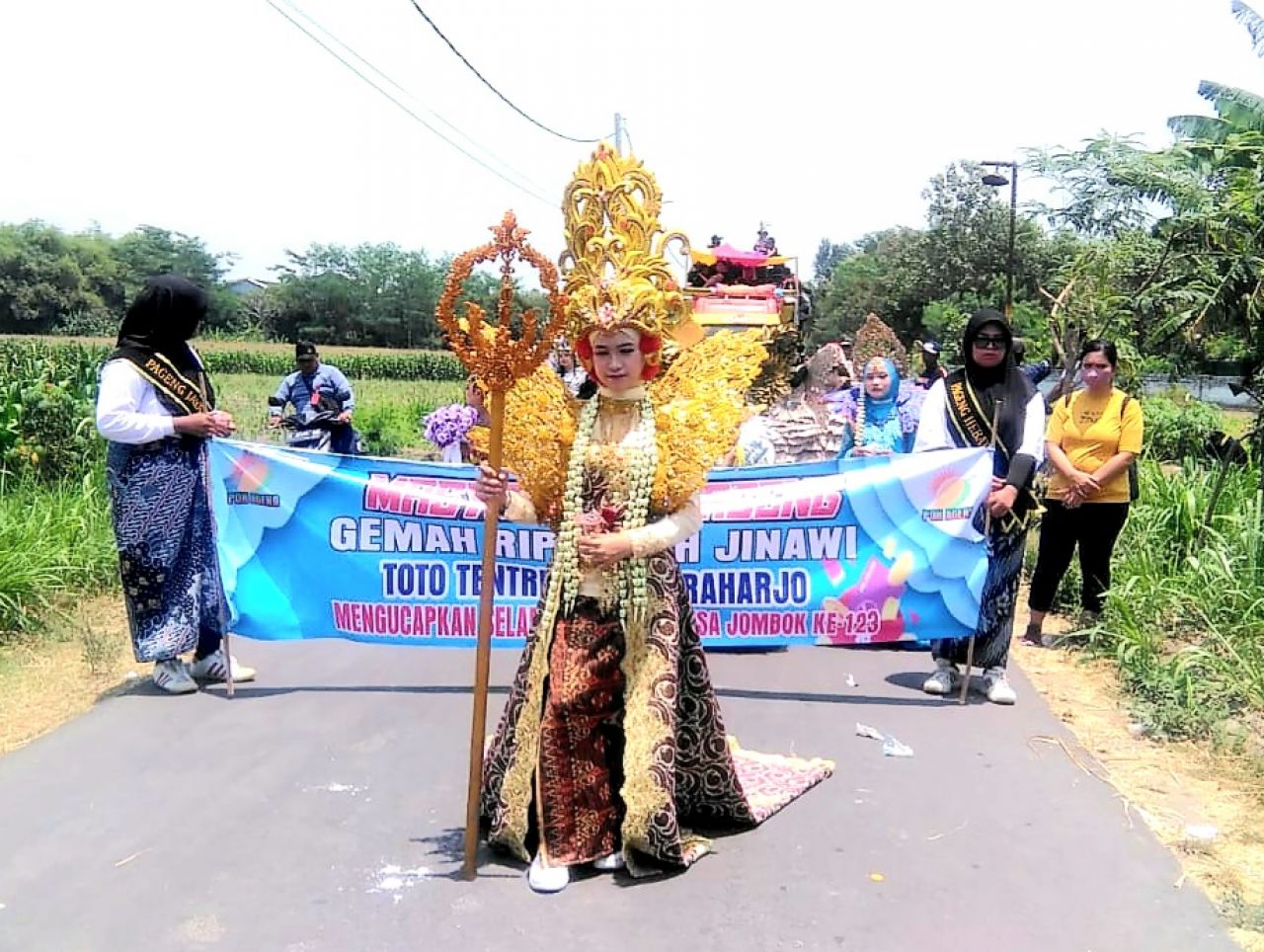 Sedekah Desa : Salah satu peserta pawai budaya mengenakan baju modern