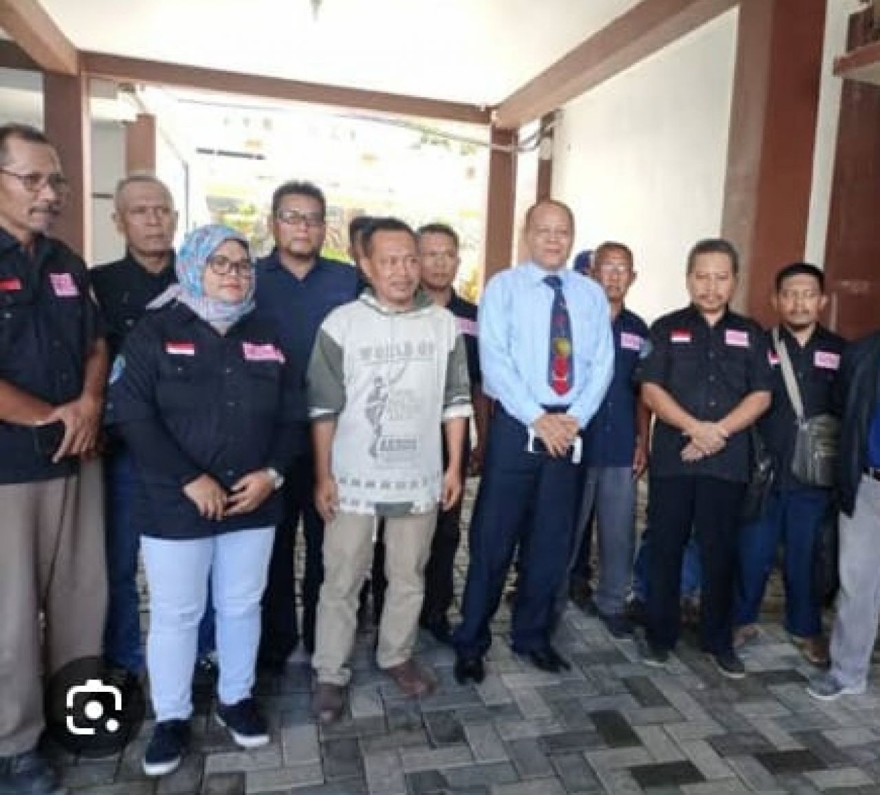 Sidang : Wasiswoyo pengacara salah satu warga yang merasa dirugian oleh oknum Kades Gading dan korban didampingi anggota Pagar Jati Indonesia DPC Malang Raya usai sidang pertama di PN Kepanjen