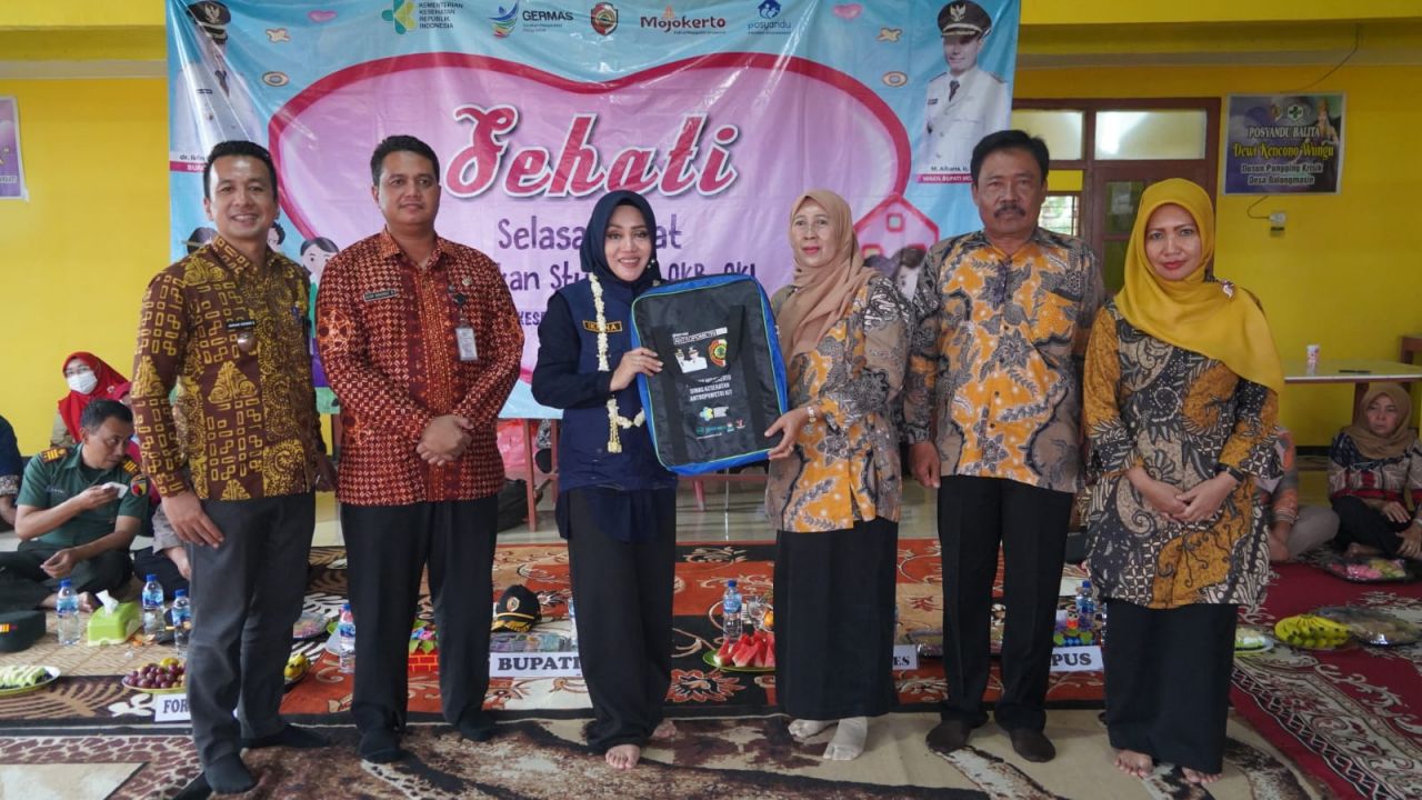 Sehati : Bupati Mojokerto dr. Ikhfina Fahmawati saat menghadiri program penurunan Stunting di Desa Balongmasin