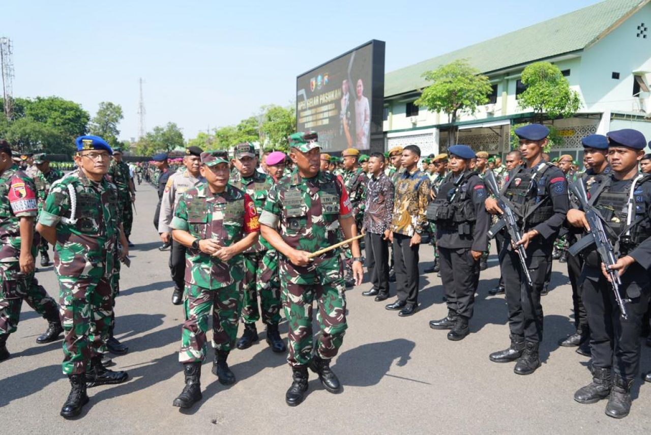 Cek : Komandan Korem 082/BJ saat mengecek kesiapan dalam gelar apel pasukan pengamanan VVIP di Lapangan Kodam V/Brawijaya