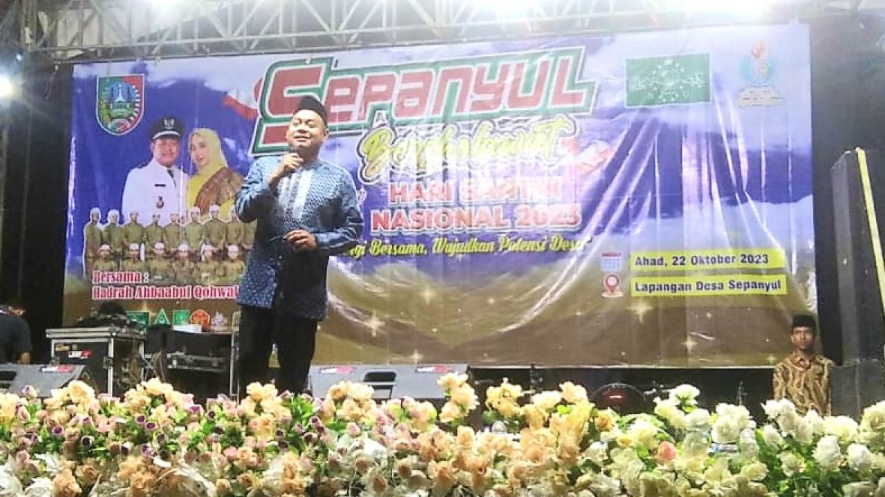 HSN : Kades Sepanyul Dedy Anugrah Dwi.P.,S., saat memberikan sambutan dalam acara peringatan Hari Santri Nasional 2023 di lapangan Desa Sepanyul