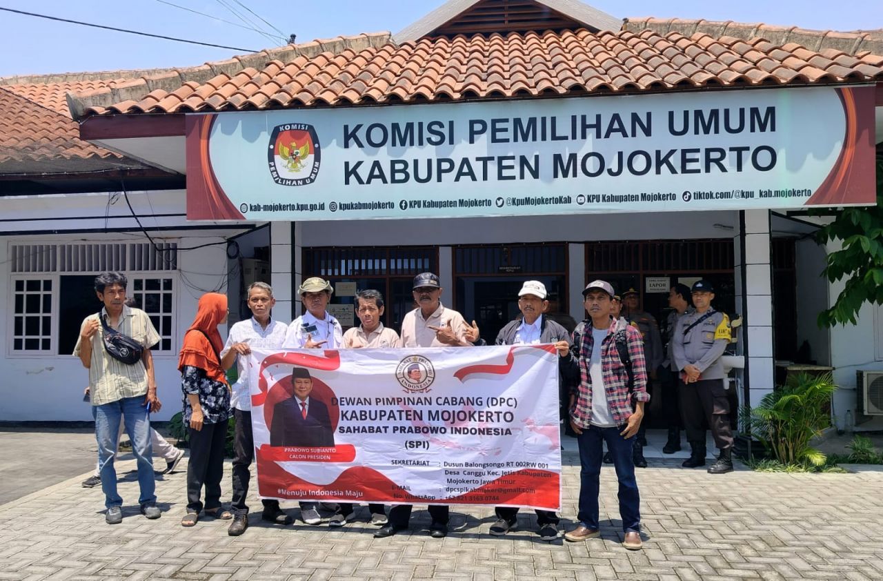Dukung : sejumlah perwakilan relawan Prabowo-Gibran melakukan aksi damai dan memberikan dukungan sekaligus membacakan pernyataan sikap di depan Kantor KPU Kab. Mojokerto