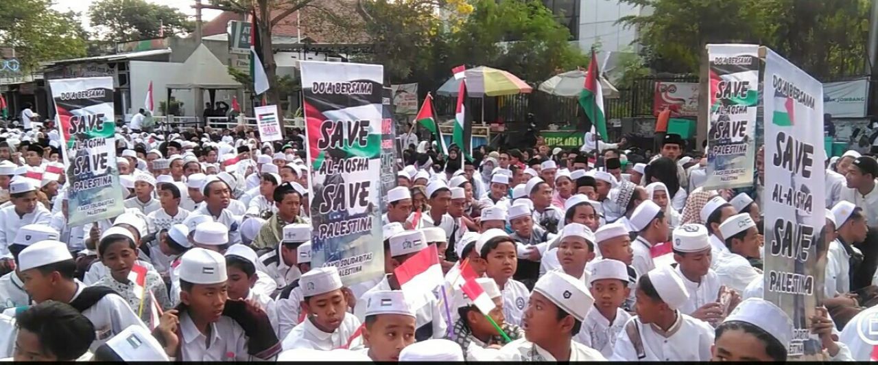 Aksi : Ribuan masa aksi gabungan ormas dan masyarakat, turun padati jalan protokol Jombang untuk melaksanakan doa dan sholat ghoib sebagai wujud dukungan untuk takyat Palestina