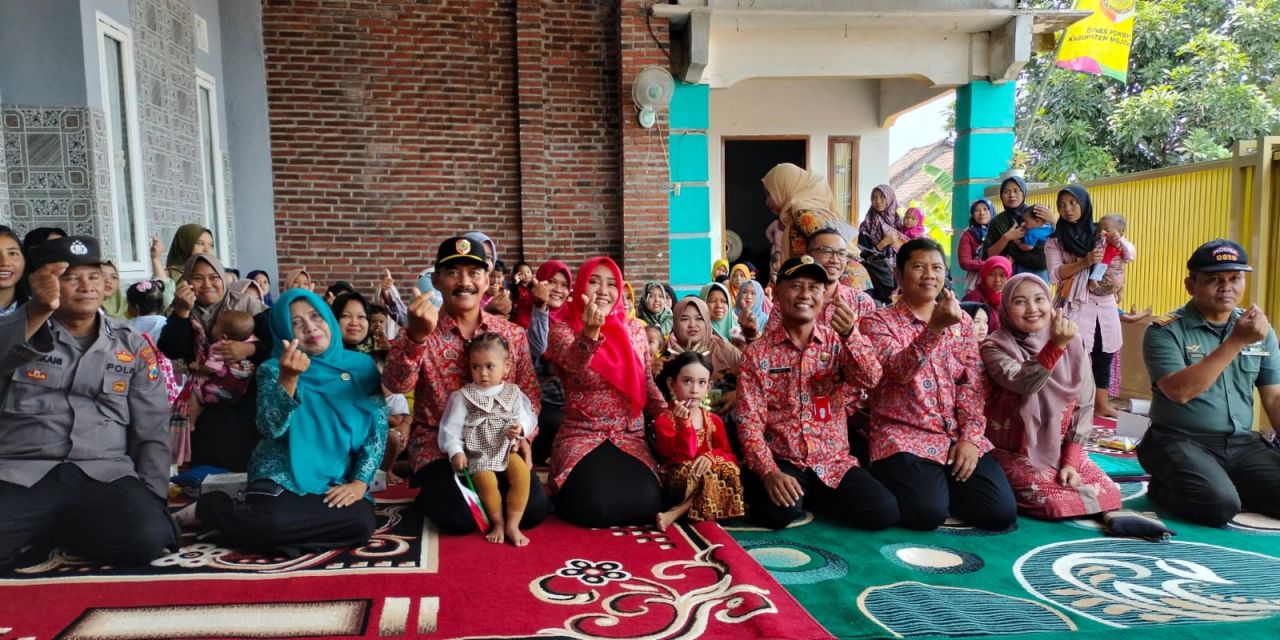 Cegah Stunting : Bupati Mojokerto dr. Ikhfina Fahmawati kerudung merah, saat bersama balita dan ibu hamil di desa Bakalan didampingi Kades Bakalan dan Firkopimcam Gondang