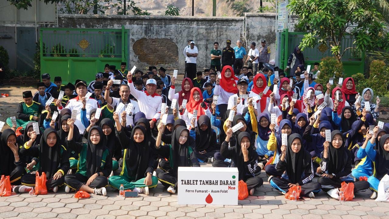CERIA : Bupati Mojokerto dr. Ikhfina Fahmawati didampingi Kadinkes Kab. Mojokerto dr. Ulum Rokhmat Rokhmawan bersama siswi SMK Pesantren Terpadu Kunjorowesi untuk memberikan arahan dalam penurunan stunting