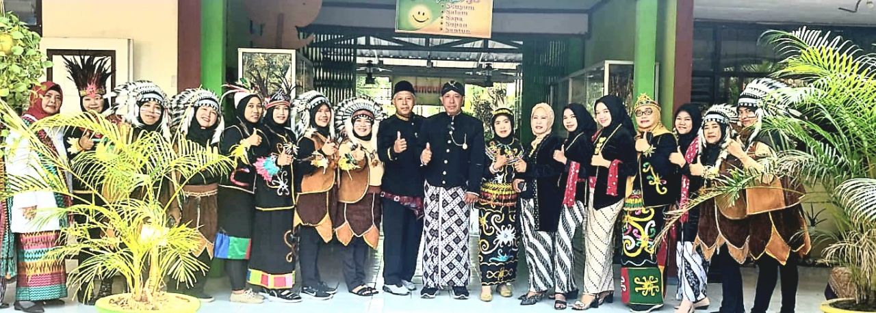 Budaya : Kepala Sekolah SMPN 3 Kota Mojokerto tengah memakai baju adat jogyakarta di apit beberapa guru dan staf dalam festival bulam bahasa dan peringatan sumpah pemuda