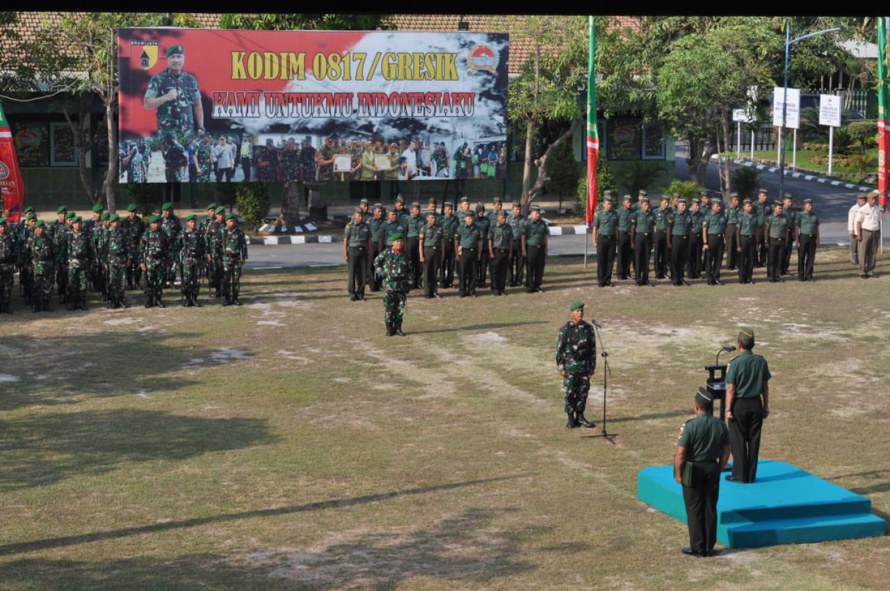 Inspektur : Kapten Inf A. Salami bacakan amanat saat menjadi inspektur upacara bendera di lapangan Makodim 0817/Gresik