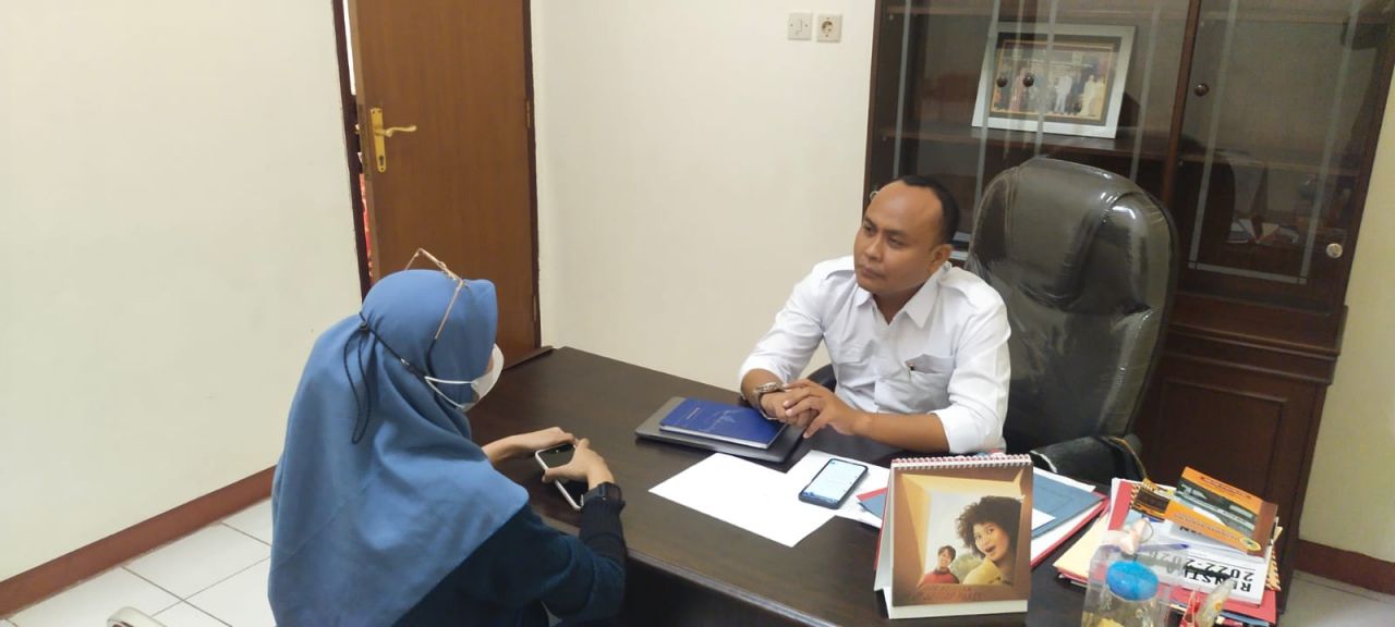 Apresiasi : Wakil Dekan 1 FH Ubhara Dr. Joenaedi Efendi. S.H.I.,M.H., saat menyampaikan dukungan kepada rekan mahasiswa FH Ubhara yang telah melaksanakan konsultasi hukum gratis untuk masyarakat