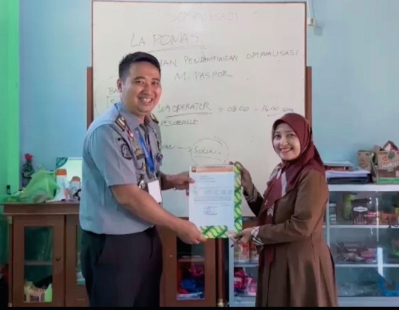 Kerjasama : Petugas administrasi kantor Imigrasi kelas II Non TPI Baubau menjalin kerjasama dengan Travel Umroh dan Haji untuk meningkatkan pemakaian M-Paspor