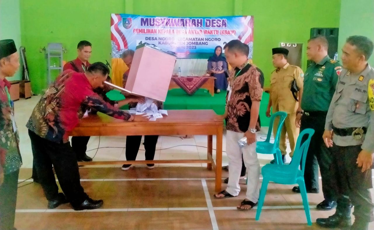 Hitung : panitia pemilihan KDAW mengeluarkan surat suara dari kotak suara untuk dihitung disaksikan oleh Forkopimcam Ngoro