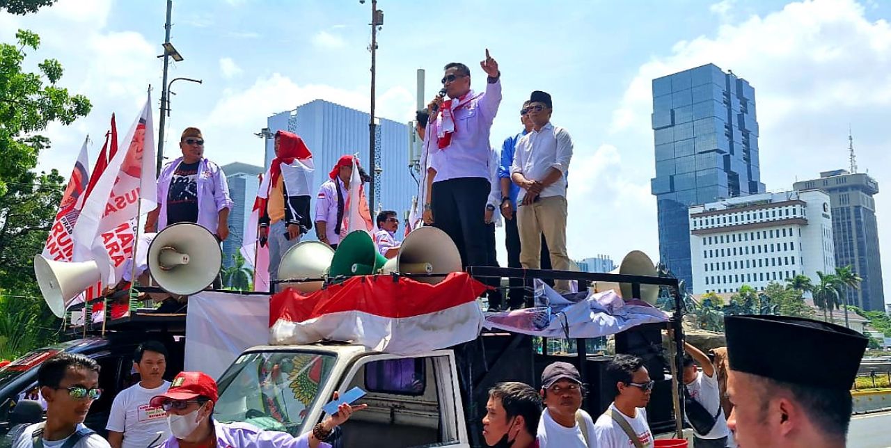 Aksi : Aliansi Penegak Demokrasi gelar aksi didepan gedunv MK untuk memberikan dukungan atas putusan MK yang sudah final dan mengikat terkait batas usia minimal Capres dan Cawapres peserta pemilu 2024