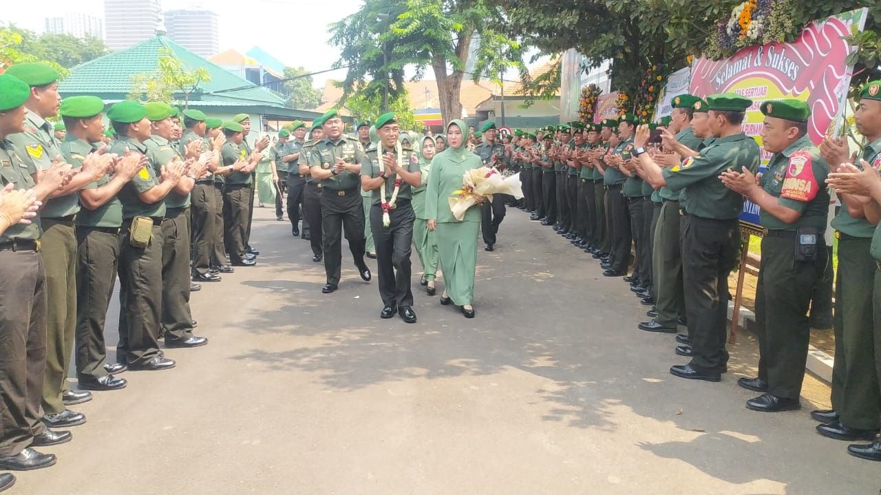 Sambut : Dandim 0830/Surabaya Utara Letkol Inf Dharmawan Setyo Nugroho, S.I.P., menghadiri acara Tradisi Penerimaan Danrem 084/Bhaskara Jaya Brigjen TNI Yusman Madayun, S.I.P., di Makorem 084/Bhaskara Jaya