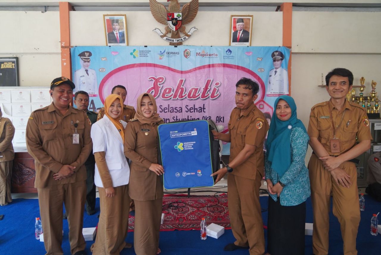 Sehati : Bupati Mojokerto dr. Ihkfina Fahmawati berikan toolkit kesehatan untuk Posyandu Terintegrasi Desa Jerukseger