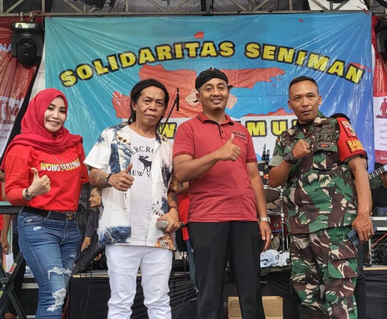 Suport : Cak Sodiq penggagas acara (dua dari kiri) dan Cak Narto owner Mie Gazebo Cuakss (ketiga dari kiri) didampingi panitia dan anggota Bhabinsa Kecamatan Gempol (pojok kanan dan kiri)