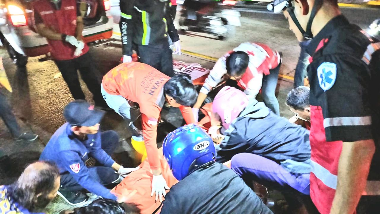 Evakuasi : Relawan Punokawan Majapahit, dibantu warga dan pengguna jalan, mengevakuasi korban untuk di pindahkan ke dalam mobil ambulance