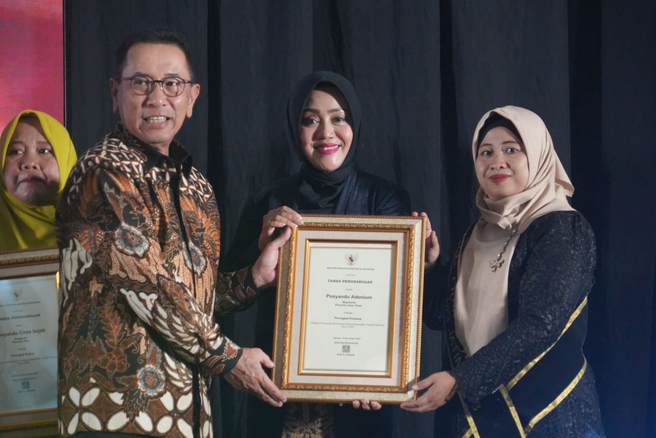 Terima : Bupati Mojokerto dr. Ikhfina Fahmawati.M.Si., mewakili Posyandu Adenium Desa Balongmojo, menerima penyerahan penghargaan sebagai Juara 1 Posyandu Berprestasi Bidang Kesehatan Tingkat Nasional tahun 2023 oleh Deputi Bidang Koordinasi Peningkatan K