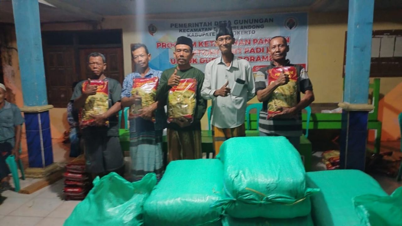 Terima : perwakilan kelompok tani menerima bantuan bibit benih padi premium sebagai wujud dukungan program ketahanan pangan nasional