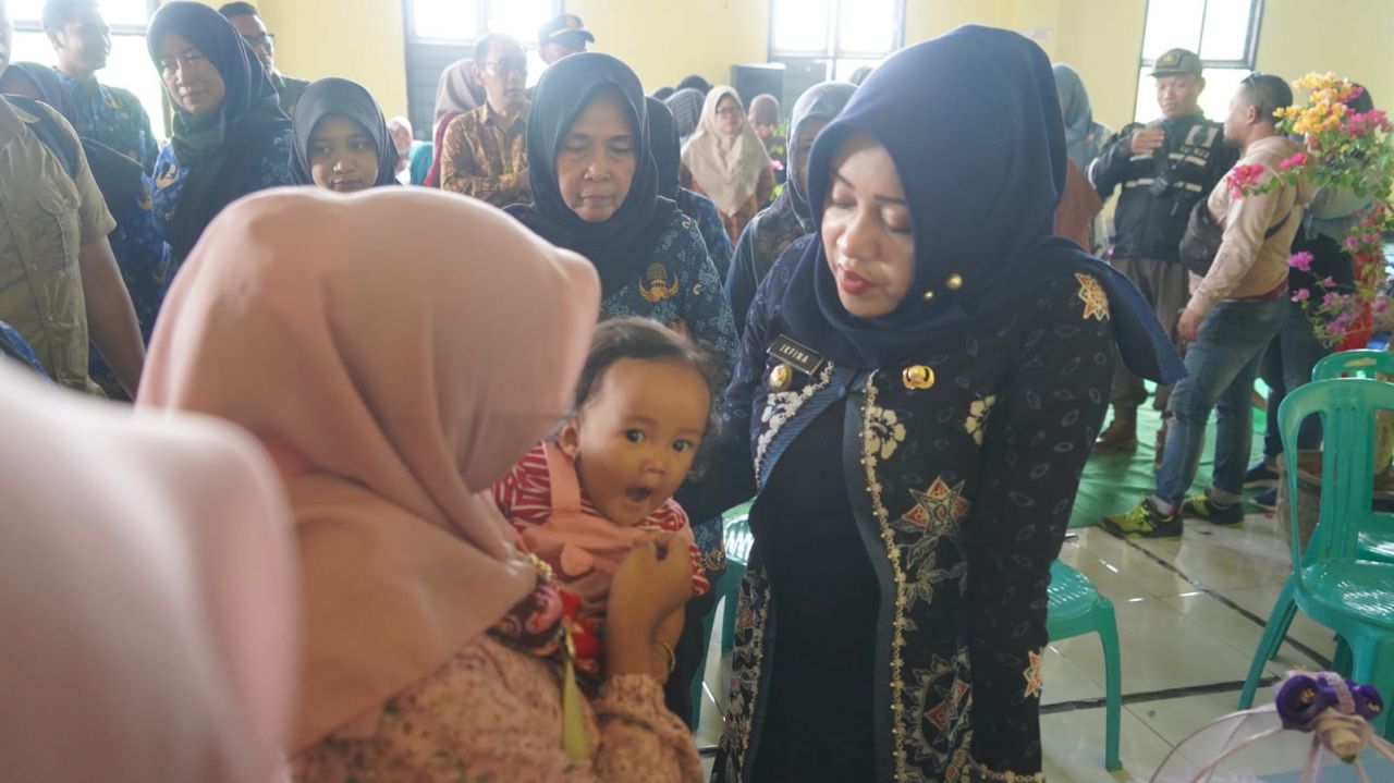 Sehat : Bupati Mojokerto dr.Ikhfina Fahmawati saat melihat perkembangan dan gizi balita di Desa Mojojajar