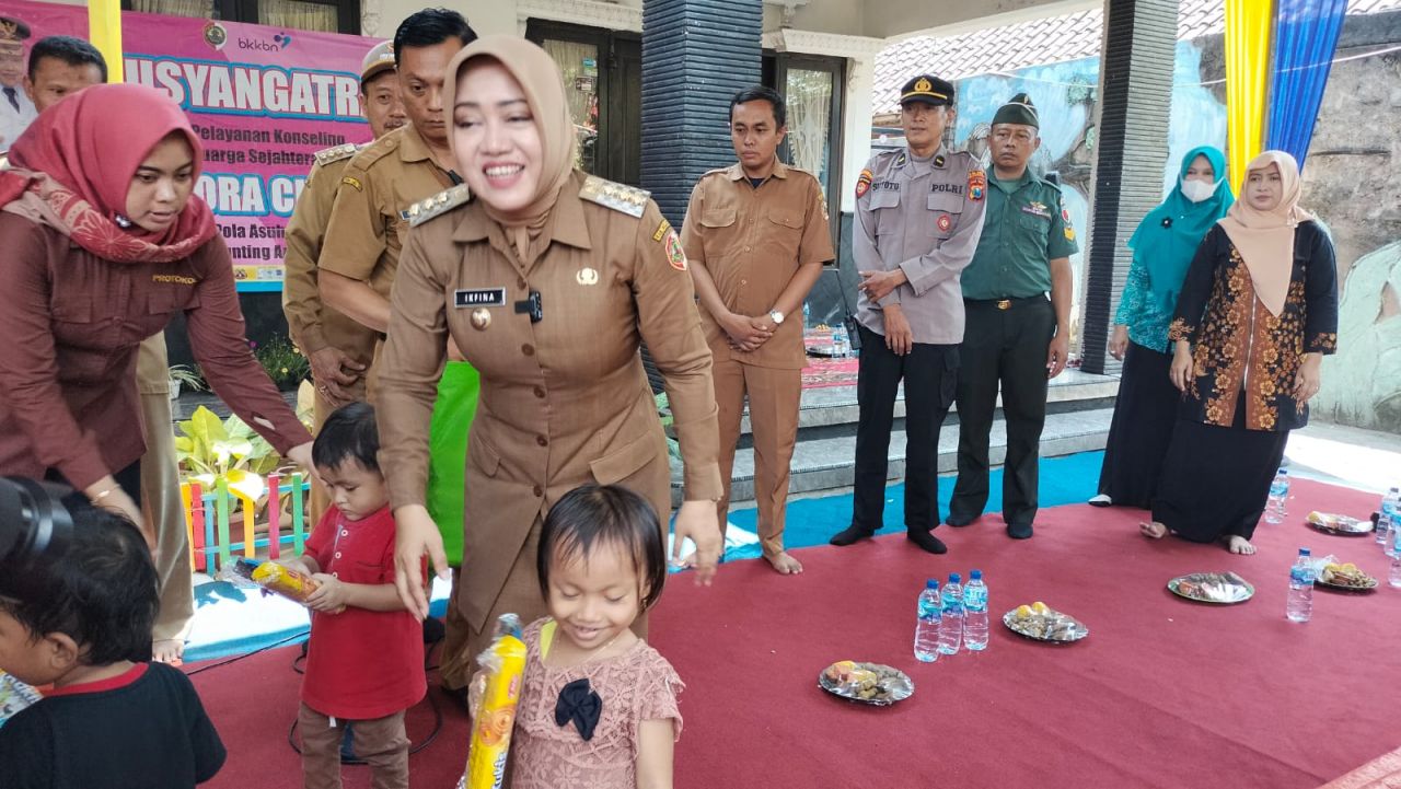 Tekam stunting : Bupati Mojokerto dr. Ikhfina Fahmawati. M.Si., membaur bersama masyarakat dan anak anak di Balai Desa Jabon Kecamatan Mojoanyar