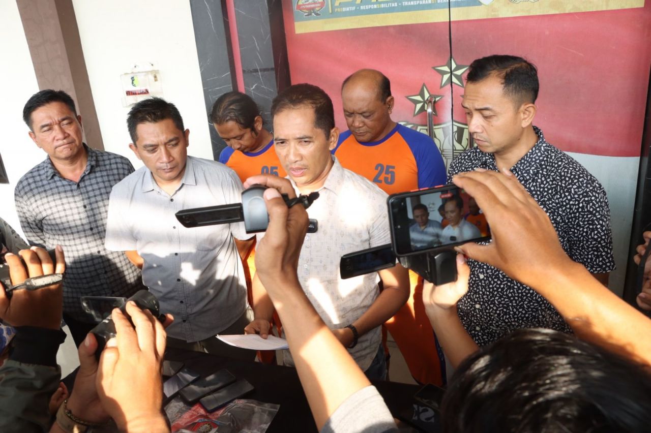 Rilis : AKP Sukaca saat pers rilis di Mapolres Jombang atas kasus pemerasan yang dilakukan oleh 2 oknum wartawan