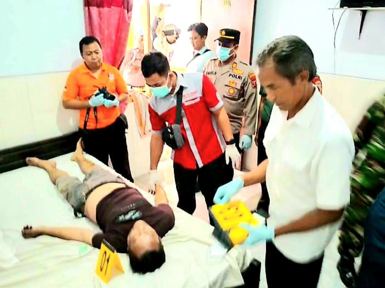 Olah TKP : Petugas Inafis Polres Mojokerto melakukan olah TKP untuk memastikan penyebab kematian Nurali