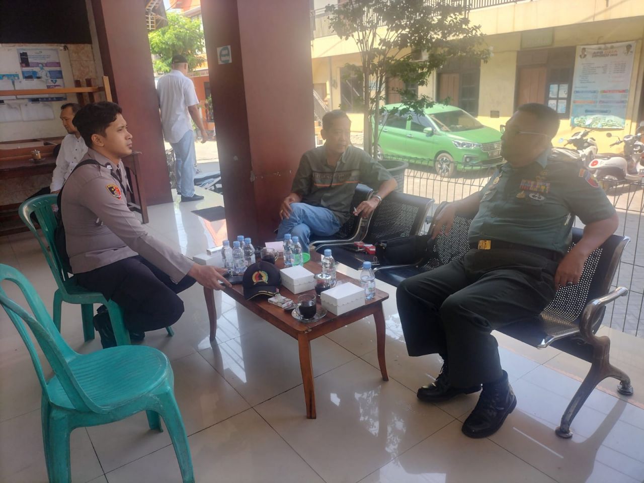 Sinergi : Danramil 0817-01/Driyorejo Kapt.Inf Iwan Hadi Susanto.SH., lakukan Komsos diwilayah teritorial dengan Kades dan Kapolsek Driyorejo