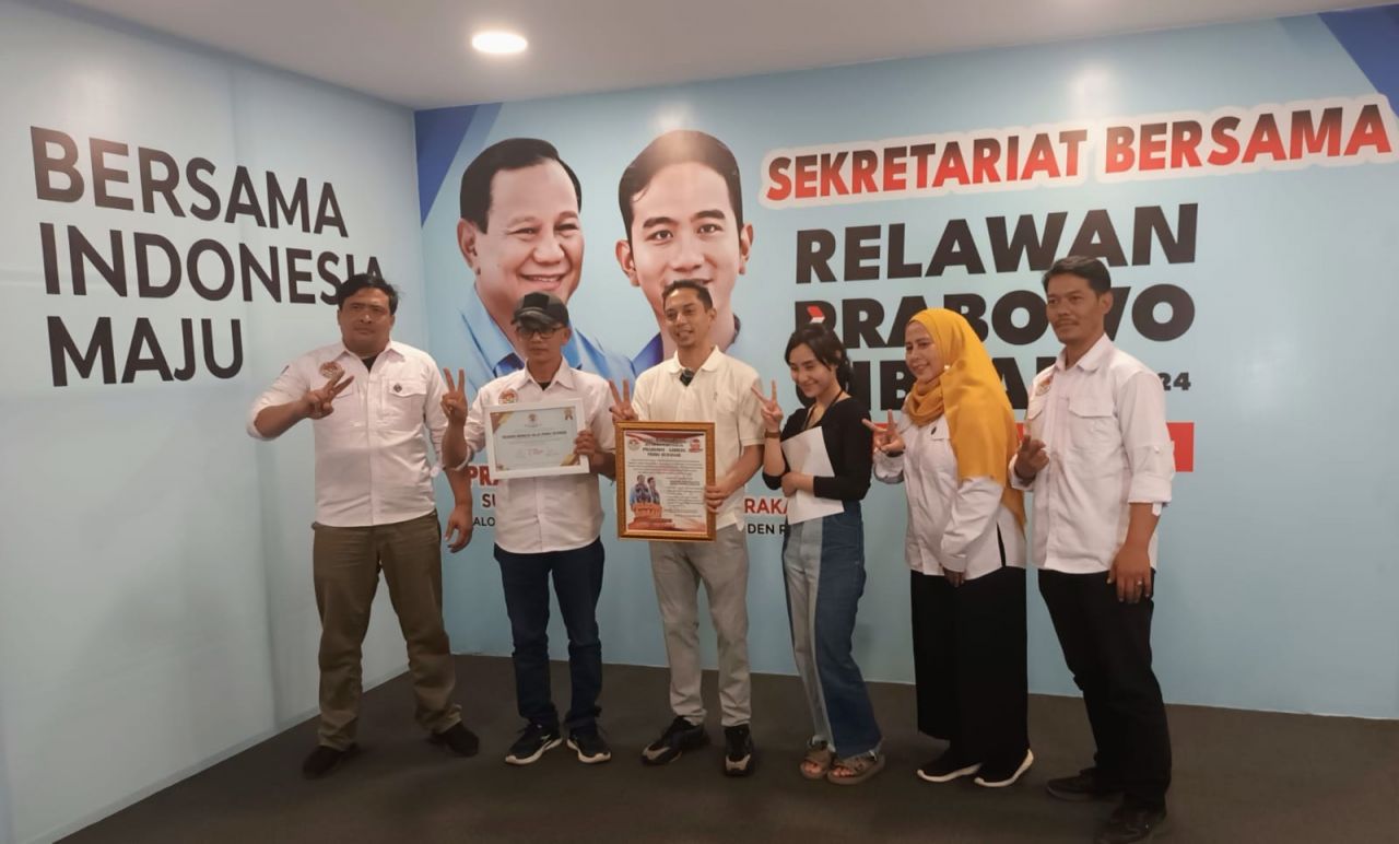 Gas poll : relawan Prima Bersinar setelah menerima sertifikasi dari rumah besar relawan Prabowo - Gibran siap tancap gas menangkan Paslon Presiden No.2