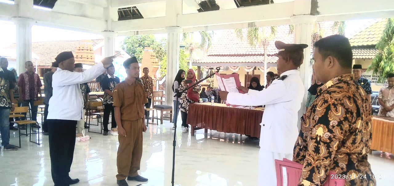Lantik : Kades Sukomulyo Sony Wibisono, melantik dan mengambil sumpah Abdul Sholeh sebagai Kasun Sigaran