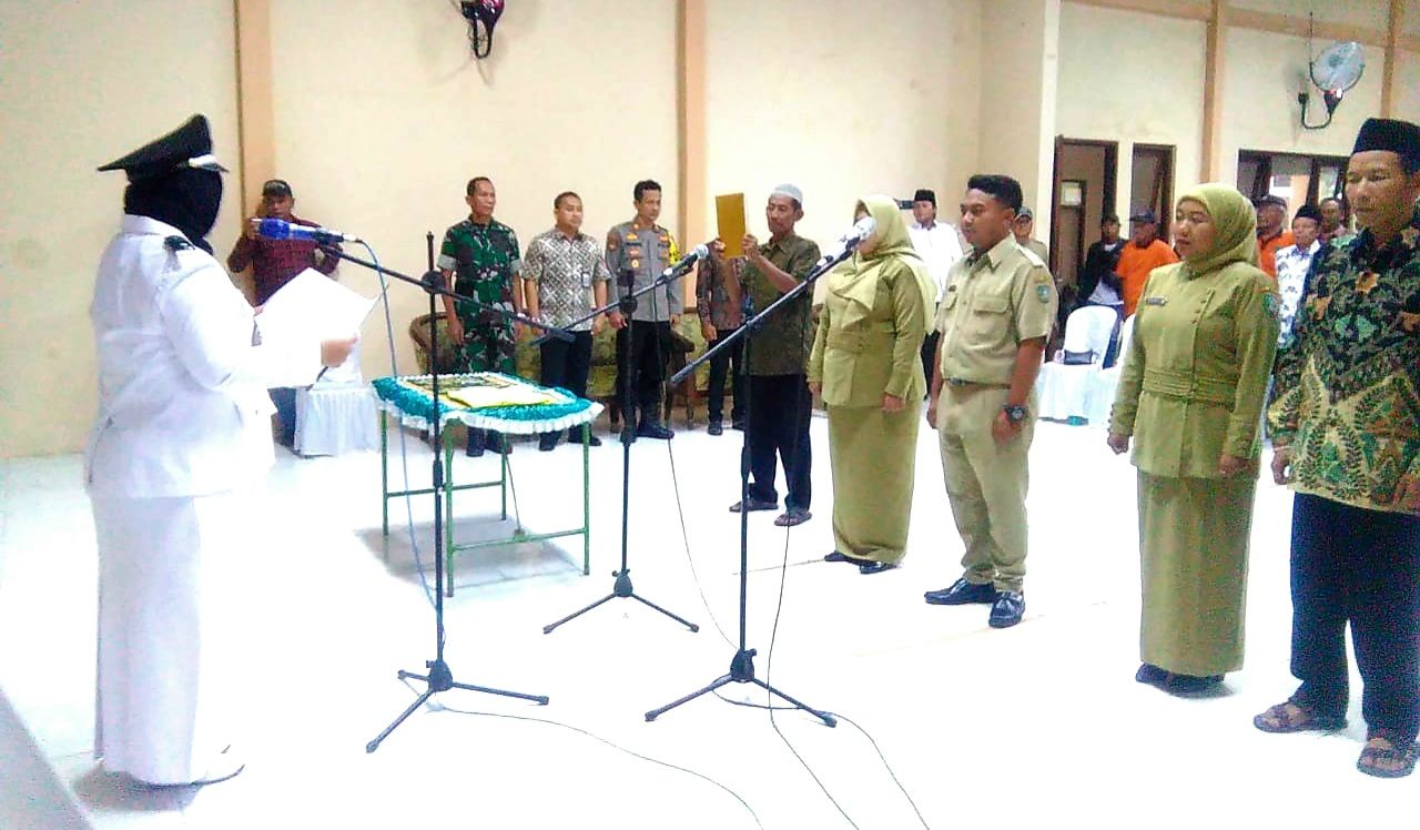 Lantik : Kades Grobogan Arsya Willianti Aptadda.S.Pd., saat melantik dan mengambil sumpah janji tiga Kasi Desa Grobogan Kecamatan Mojowarno Kabupaten Jombang