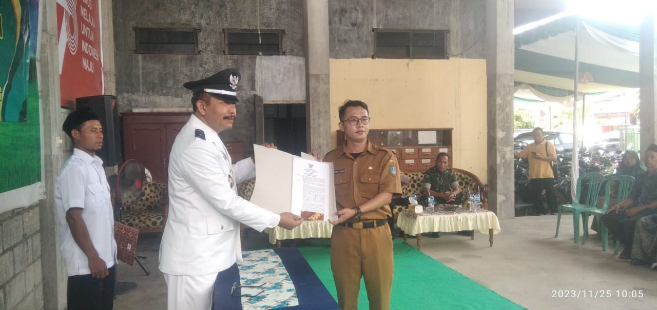 Terima : Suendi Albasar.S.Pd., menrima SK dari Kades Gedangan Sukarno setelah secara resmi dilantik