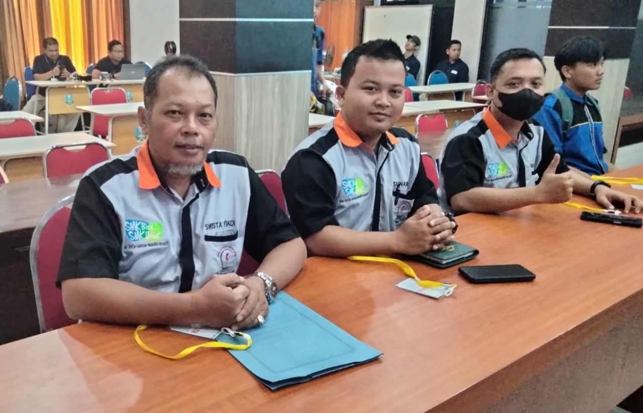 Tim : Guru pembimbing sekaligus Kepala Jurusan Teknik Listrik SMK PGRI 1 Surabaya Swista Fiadi.S.pd., (dua dari kiri) saat mendampingi anak didiknya mengikuti lomba Enginering Expo di SMK 1 Beli Pasuruan