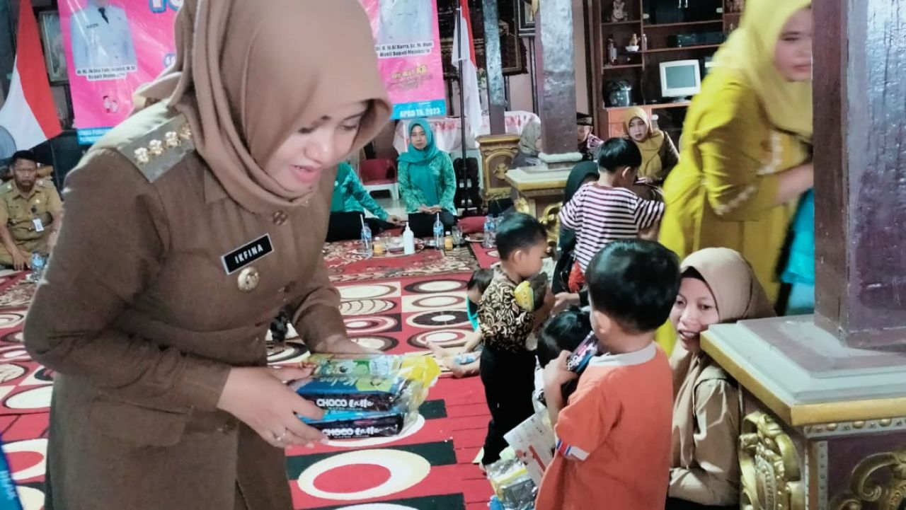 Cegah Stunting : Bupati Mojokerto dr. Ikhfina Fahmawati berikan asupan gizi tambahan pada balita di Desa Kemiri untuk mencegah stunting