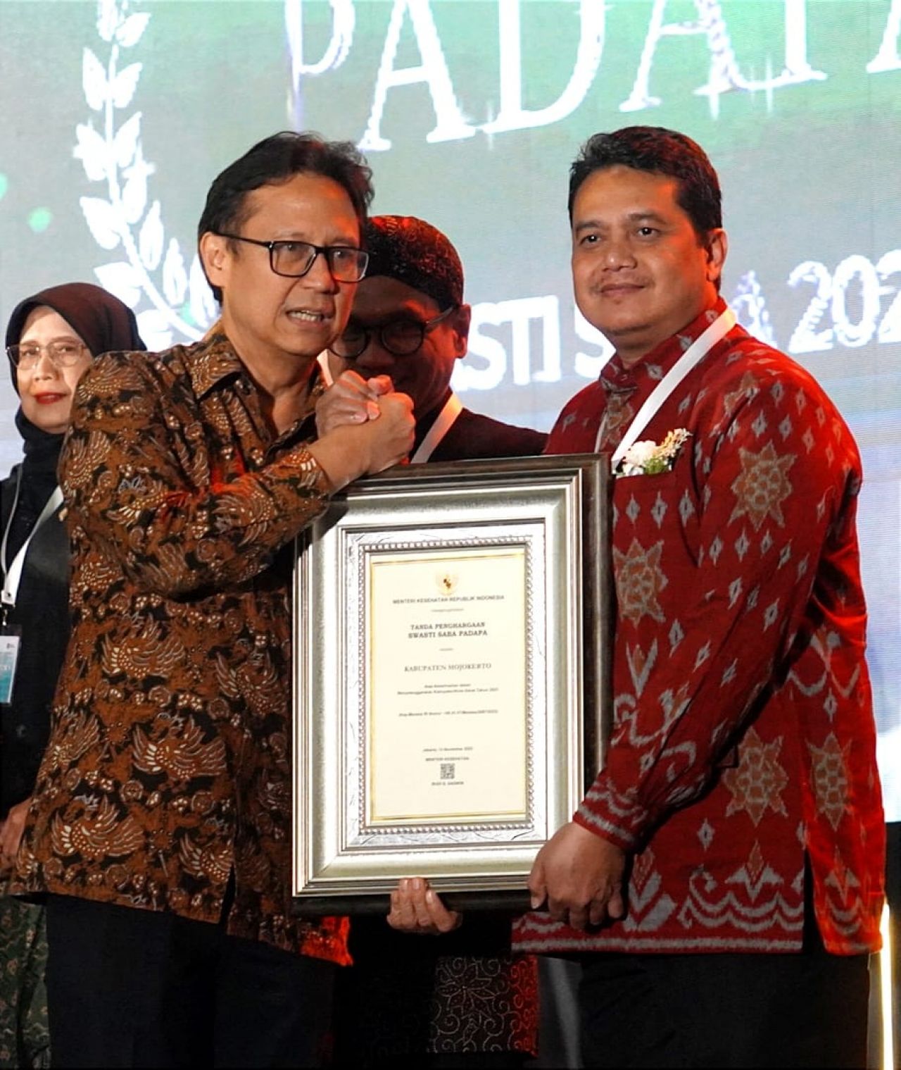 Terima : dr. Ulum Rokhmat mewakil Bupati Mojokerto menerima penghargaan KKS kategori Swasti Saba pada malam penganugerahan Kab/Kota Sehat dan STBM di Kempinski Ballroom Jakarta