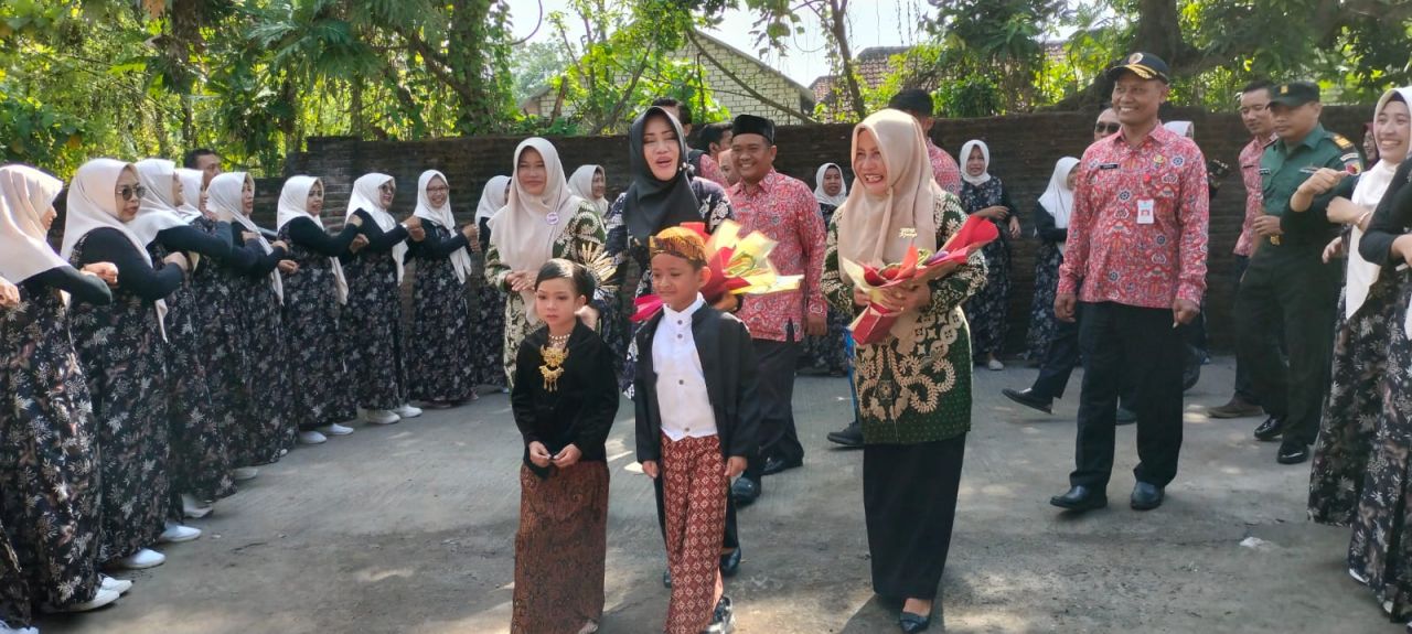 Sambut : Bupati Mojokerto dr. Ikhfina Fahmawati disambut oleh siswa siswi TK pada gelaran Program Gelora Cinta dan Pusyangatra di Desa Kedungsari Kecamatan Kemlagi Kabupaten Mojokerto. Dok foto_Humas PemkabMJK