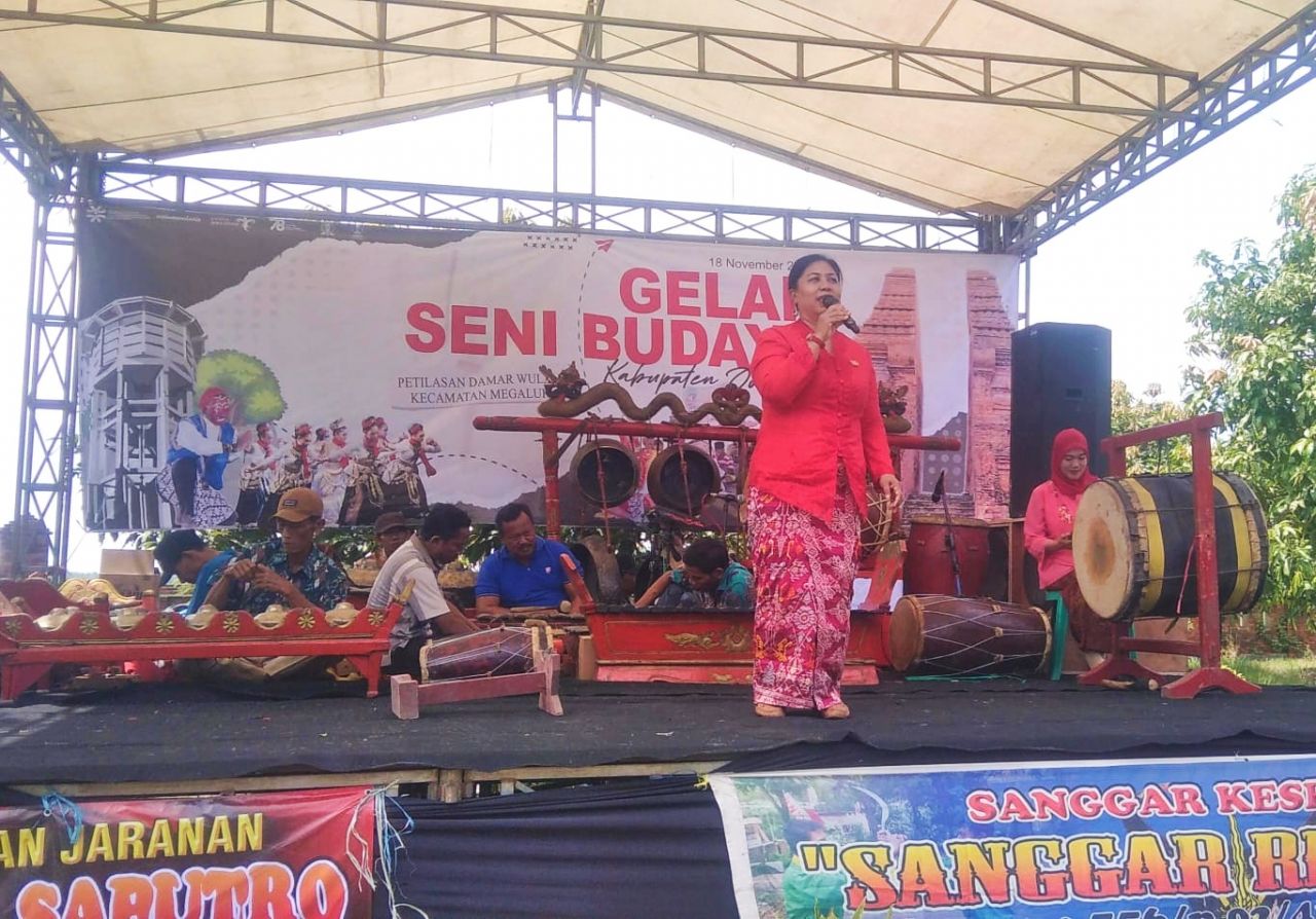 Hadir : Drs. Rachmawati Peni Sutantri.M.Si., memberikan sambutan dalam acara gelar seni budaya di petilasan Damarwulan Desa Sudimoro, Kecamatan Megaluh Jombang