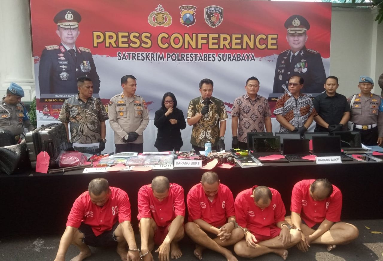Rilis : Kasat Reskrim Polrestabes Surabaya AKBP Hendro Sukmono rilis 5 anggota komplotan spesialis pembobol rumah