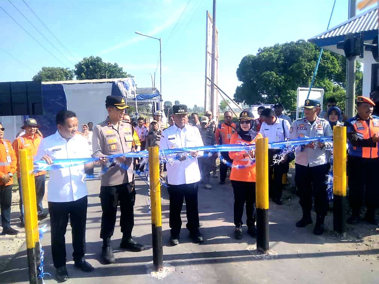 Resmikan : Pj Bupati Jombang Sugiat.S.Sos., didampingi Kadishub Jombang, Kapolres Jombang dan Vice Presiden Daop VII salam peresmian 5 titik palang pintu perlintasan Keretapi di Jpl 75 Dusun Gondekan
