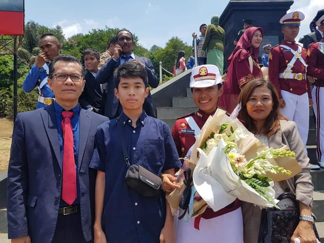 Bangga : Brigadir Taruna Akpol Helena Fiorentina Sinurat bersama adik disamping kanan kiri orang tuanya (dok : fb sma taruna nusantara)