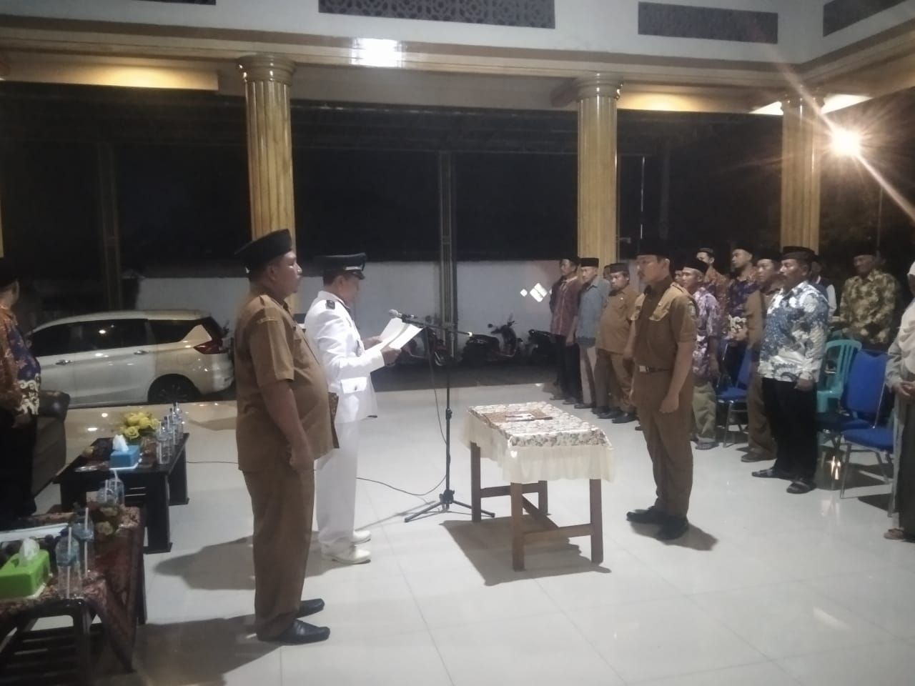Lantik : Kades Madiopuro Suwito Hadi membacakan naskah pelantikan dan pengambilan sumpah Kasi Pemerintahan Desa Madiopuro yang dijabat oleh Bagus Prasetyo