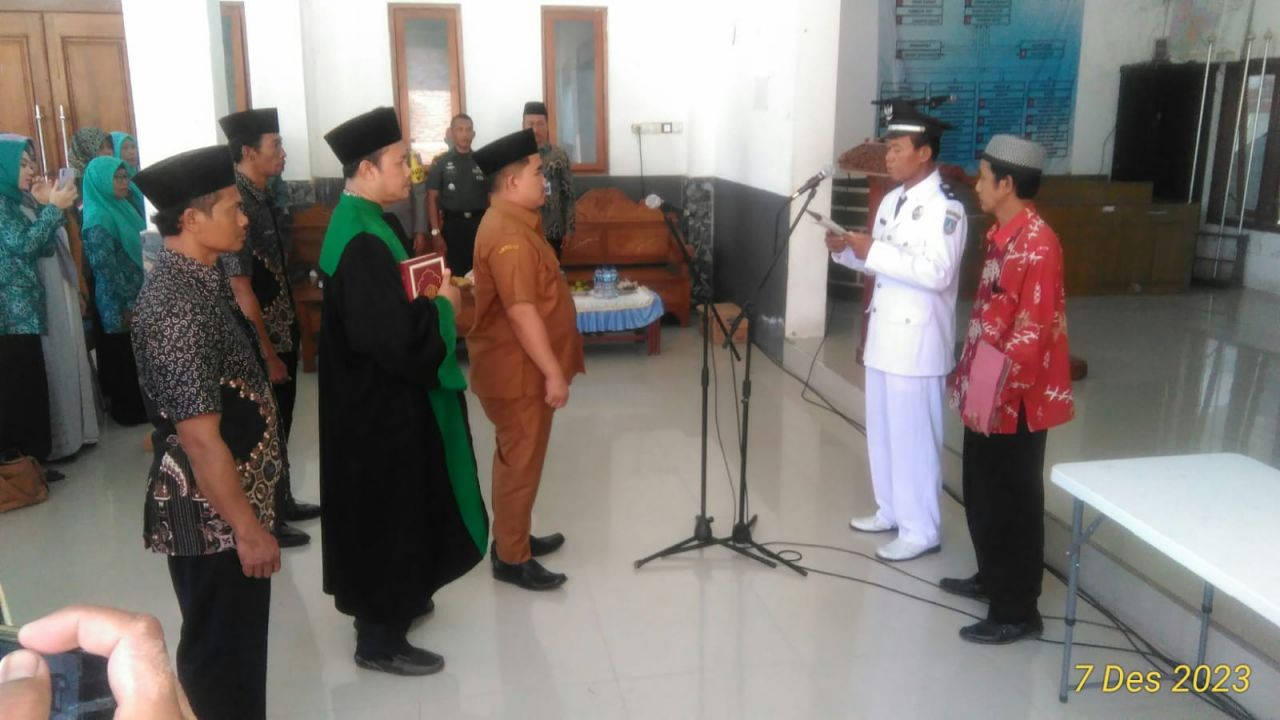 Lantik : Kades Barongsawahan Imam Khanafi saat mengambil sumpah janji Kasi Pemerintahan yang dijabat oleh Bayu Kresno Adji dipendopo balai desa