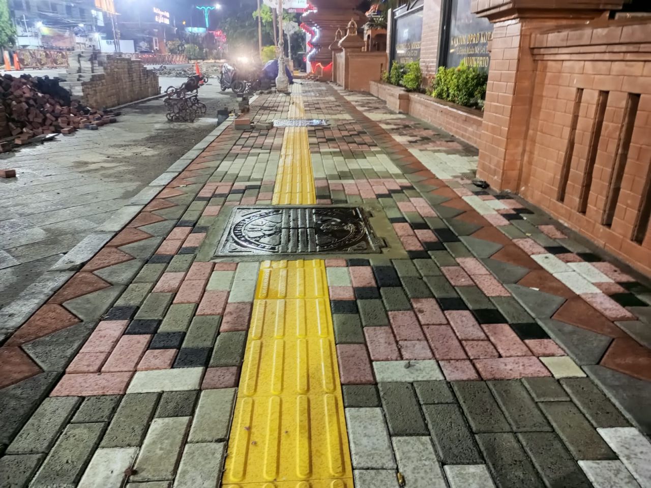 On progres : pekerjaan rehab trotoar jalan Gajahmada di targetkan rampung sebelum kontrak selesai