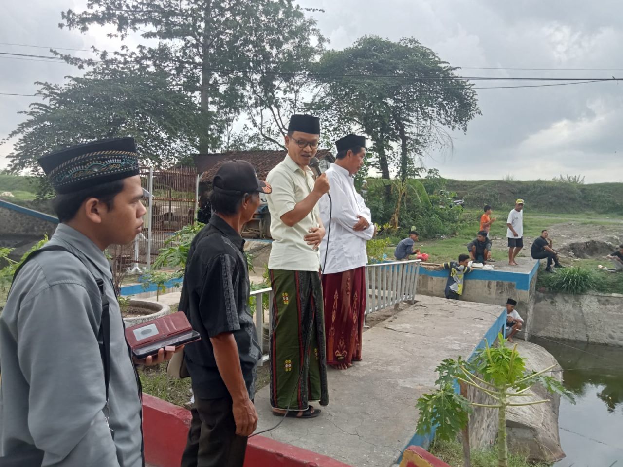 Pidato : Gus Basith saat memberikan sambutan pada acara mancing bareng di Dam Kedung