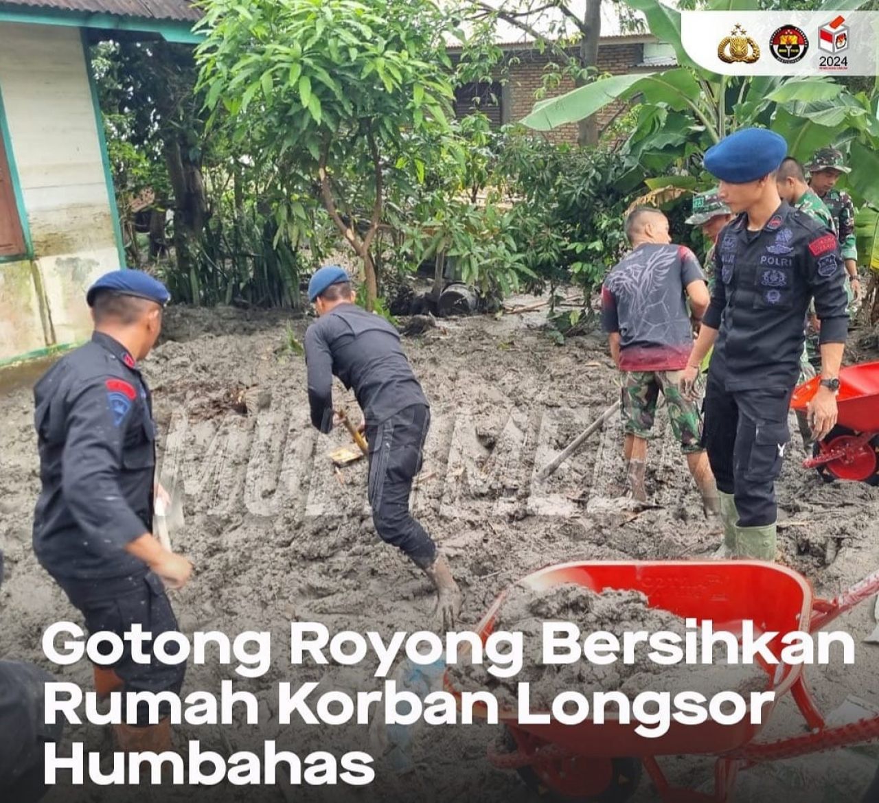 Bersama : Mabes Polri melalui Polda Sumut bergotong royong bersihkan rumah warga pascalongsor (dok.Divhumaspolri)