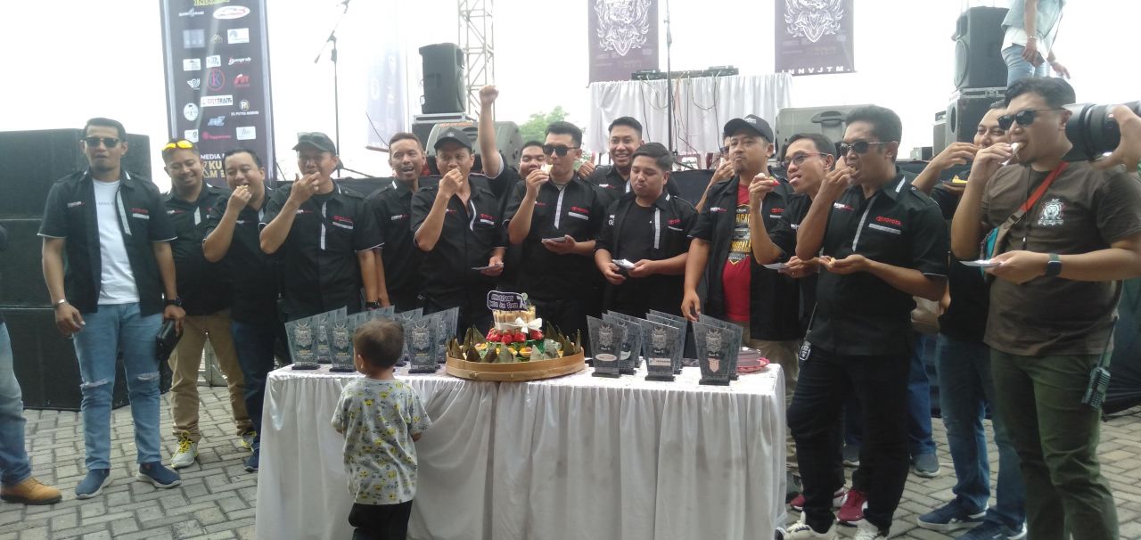 Anniversary : di tandai dengan pemotongan tumpeng untuk membuka acara Journey Of IJT Chapter Jatim