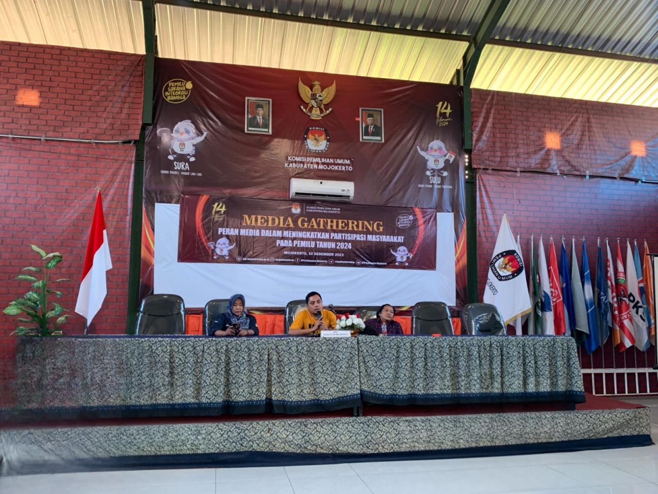 Media Gathering : Sinergitas KPU Kab. Mojokerto dengan awak media untuk meningkatkan pastisipasi masyarakat dalam pemilu 2024 yang digelar di Gedung Pemilu KPU Kab. Mojokerto (foto_Luthfi)