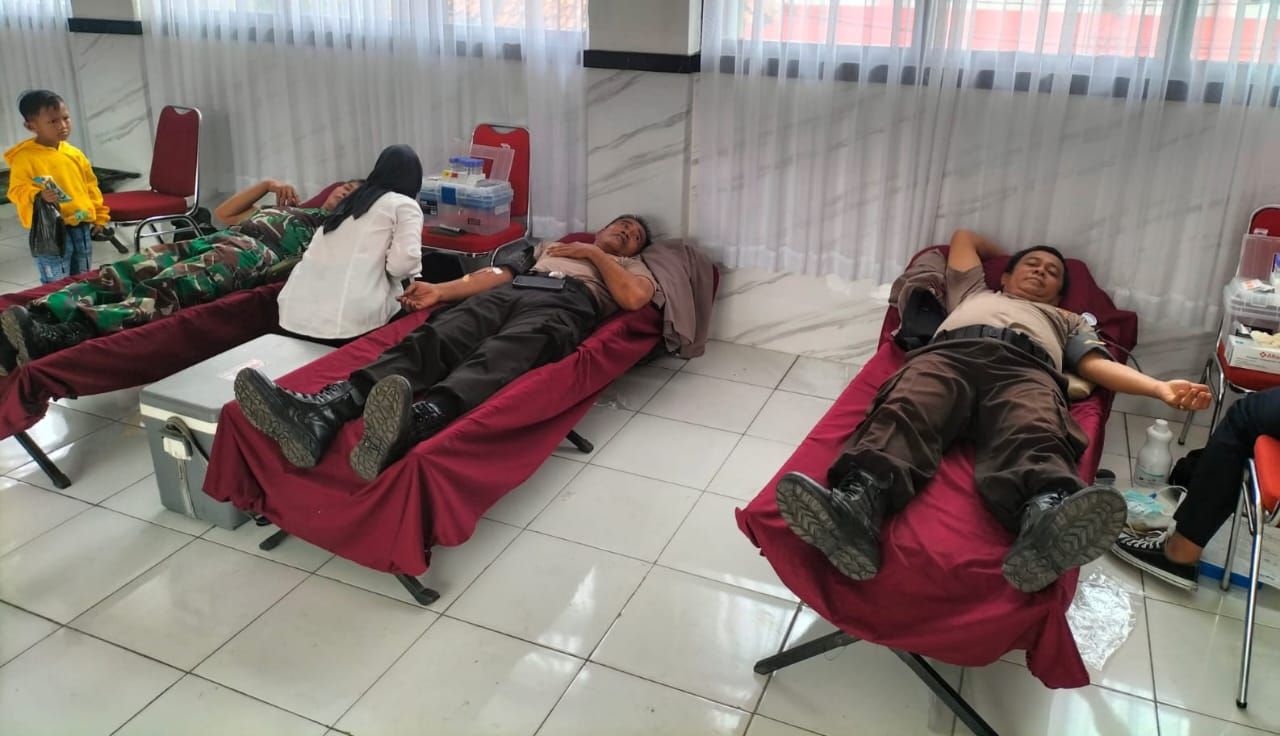 Bakti sosial : Memperingati Hari Juang TNI AD ke 78, Kodim 0619/Purwakarta menggelar kegiatan donor darah