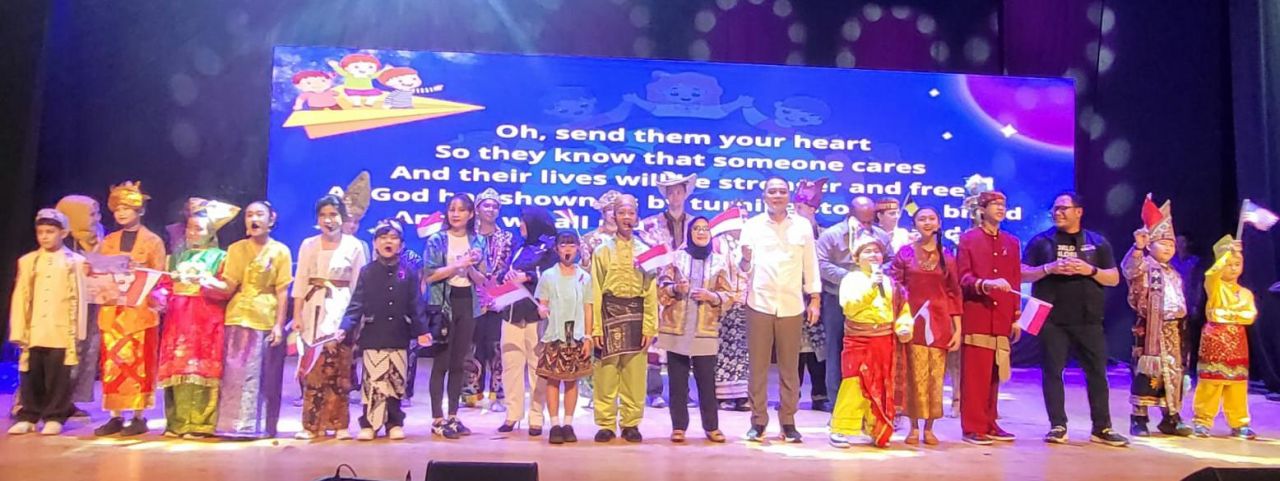 Deklarasi : Eri Cahyadi dan istri, Rini Indriyani, mendukung deklarasi anti kekerasan dan perlindungan terhadap hak-hak anak