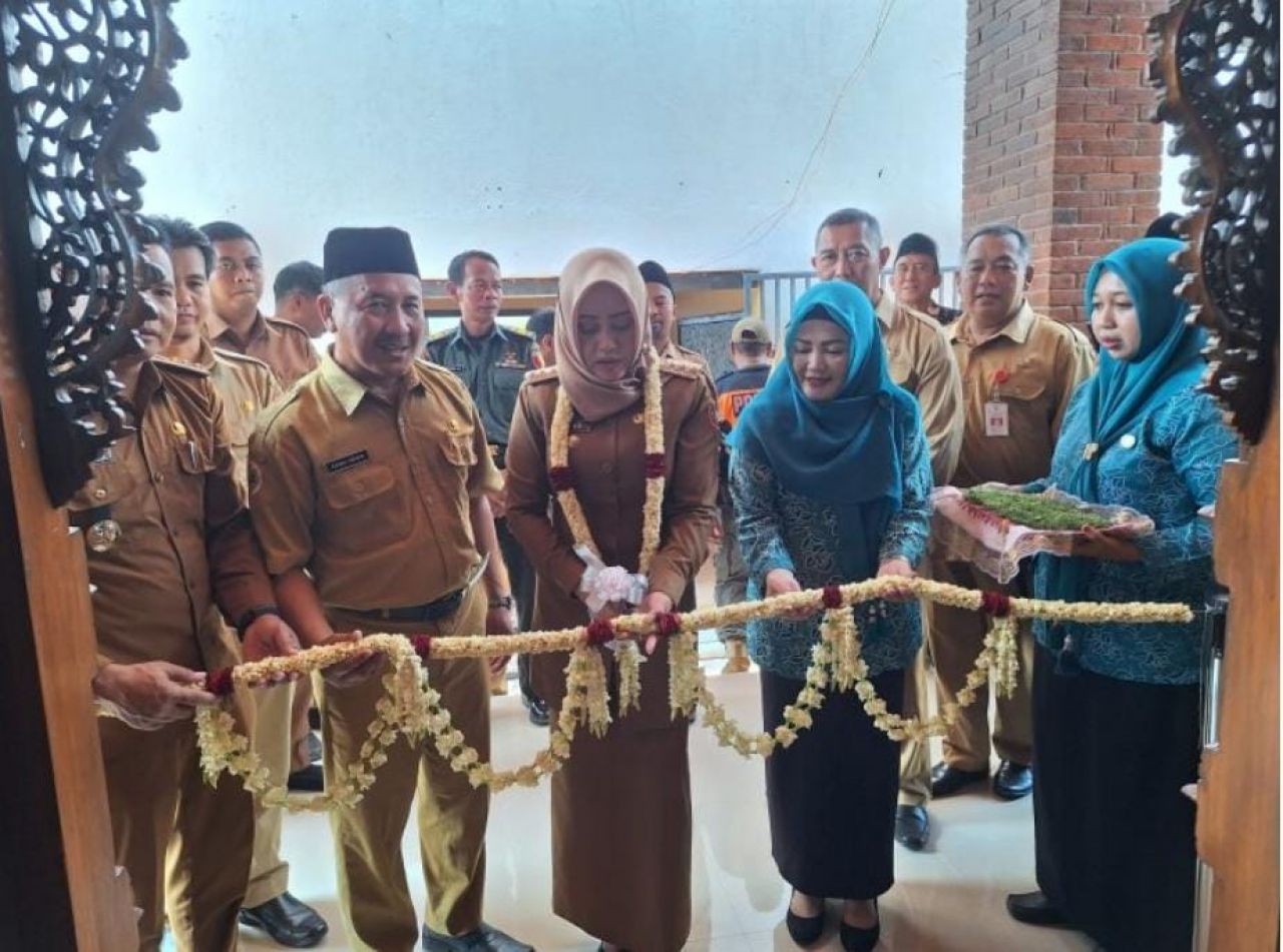 Resmikan : Bupati Mojokerto dr. Ikhfina Fahmawati.M.Si., gunting pita tandai peresmian Aula Desa Klinterejo