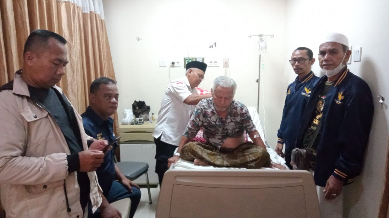 Kunjungi : Mbak Putri bersama timnya, menjenguk dan mendoakan H. Agann