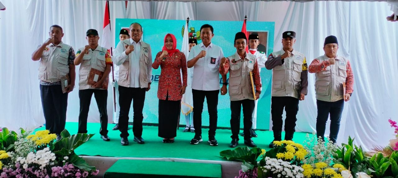 Deklarasi : Bupati Mojokerto dr. Ihfina Fahmawati.M.Si. (tengah) bersama Kepala Deputi Bidang Penindakan dan Pembinaan Kemampuan Irjen Pol Ibnu Suhendra dan masyarakat mendeklarasikan Desa Siap Siaga